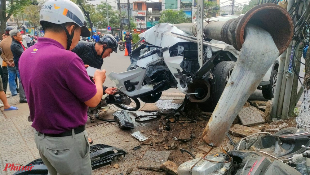 Tài xế bị thương nặng, được người dân cạy cửa đưa đi cấp cứu. Xe 5 chỗ biến dạng. 