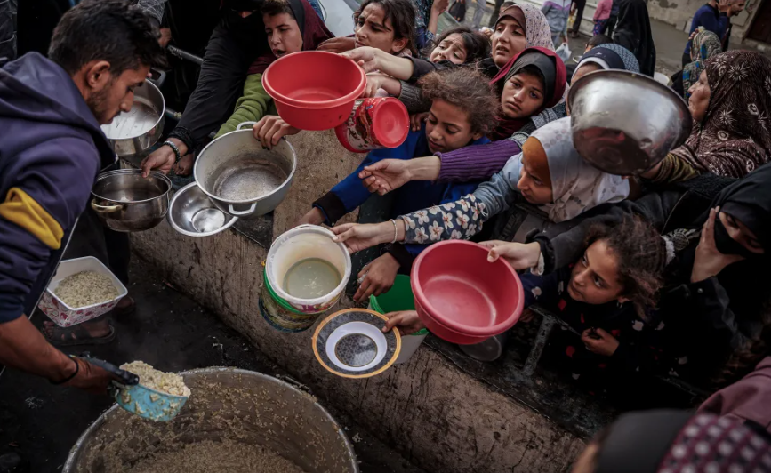 Người Palestine chờ nhận thực phẩm tại một điểm quyên góp trong trại tị nạn ở Rafah, phía nam Dải Gaza vào ngày 23 tháng 12 năm 2023, trong bối cảnh các cuộc giao tranh vẫn tiếp diễn giữa Israel và nhóm chiến binh Hamas.