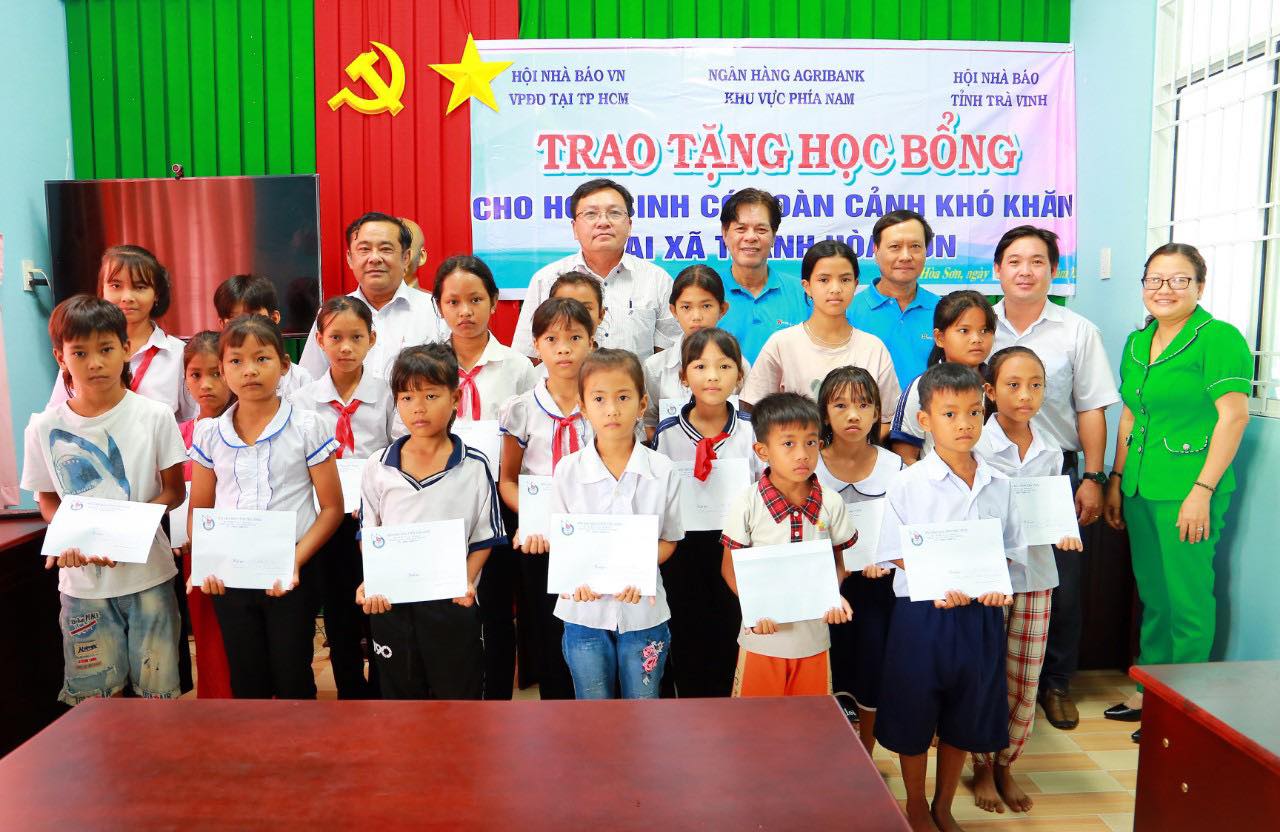 Đại diện các đơn vị tặng học bổng cho học sinh xã Thạnh Hòa Sơn, huyện Cầu Ngang.