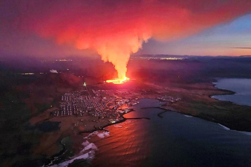 Núi lửa phun trào mạnh tại Iceland.