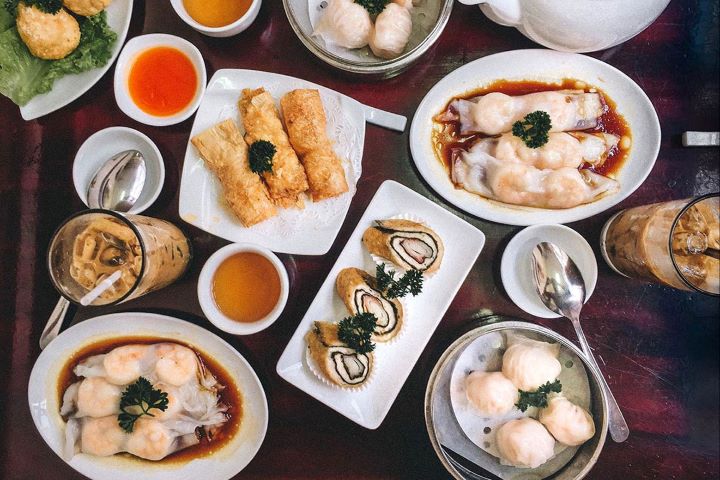 Dimsum Tiến Phát là một trong những địa điểm nổi tiếng tại Sài Gòn sở hữu hương vị dimsum chuẩn xứ Trung Hoa. Từng nguyên liệu cho đến cách chế biến, nêm nếm đều được đầu tư kỹ lưỡng và kết hợp hoàn hảo. Những chiếc há cảo với lớp vỏ mỏng kèm nhân thịt đậm đà bên trong vô cùng hấp dẫn. Ngoài ra, bánh bao xá xíu hay bánh bao kim sa cũng được nhiều thực khách yêu thích. 