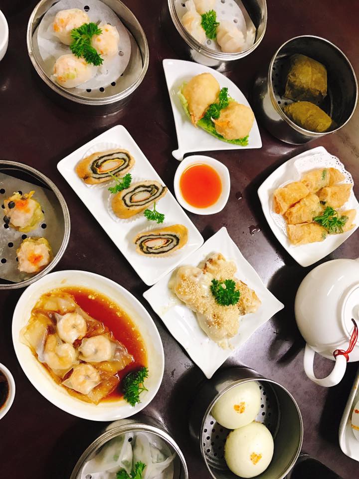 Dimsum Tiến Phát là một trong những địa điểm nổi tiếng tại Sài Gòn sở hữu hương vị dimsum chuẩn xứ Trung Hoa. Từng nguyên liệu cho đến cách chế biến, nêm nếm đều được đầu tư kỹ lưỡng và kết hợp hoàn hảo. Những chiếc há cảo với lớp vỏ mỏng kèm nhân thịt đậm đà bên trong vô cùng hấp dẫn. Ngoài ra, bánh bao xá xíu hay bánh bao kim sa cũng được nhiều thực khách yêu thích. 