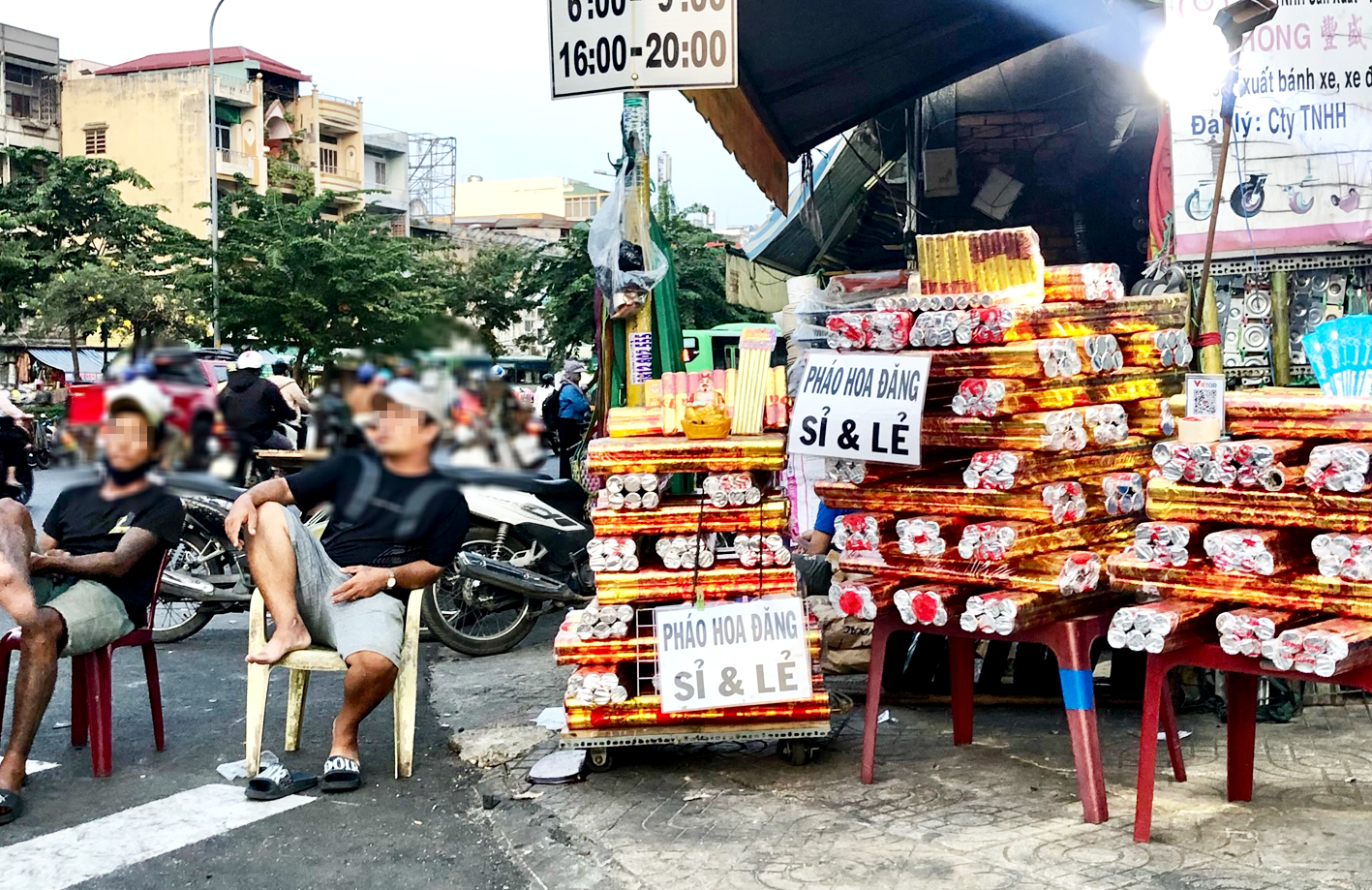 Nhiều tiệm trên đường Hải Thượng Lãn Ông, quận 5, TPHCM bán các loại pháo hoa phun viên  do Bộ Quốc phòng sản xuất