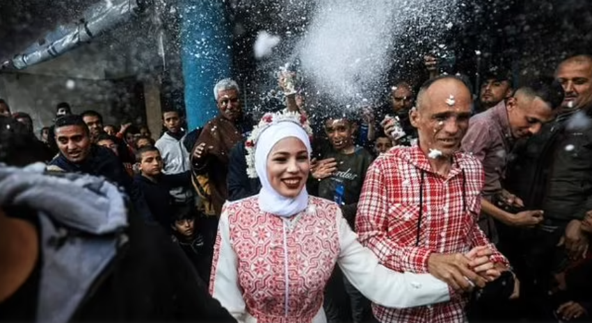 a cô dâu, ông Mohamed Jibril, nói: “Chúng tôi là những người yêu cuộc sống, bất chấp cái chết, giết chóc và hủy diệt”.