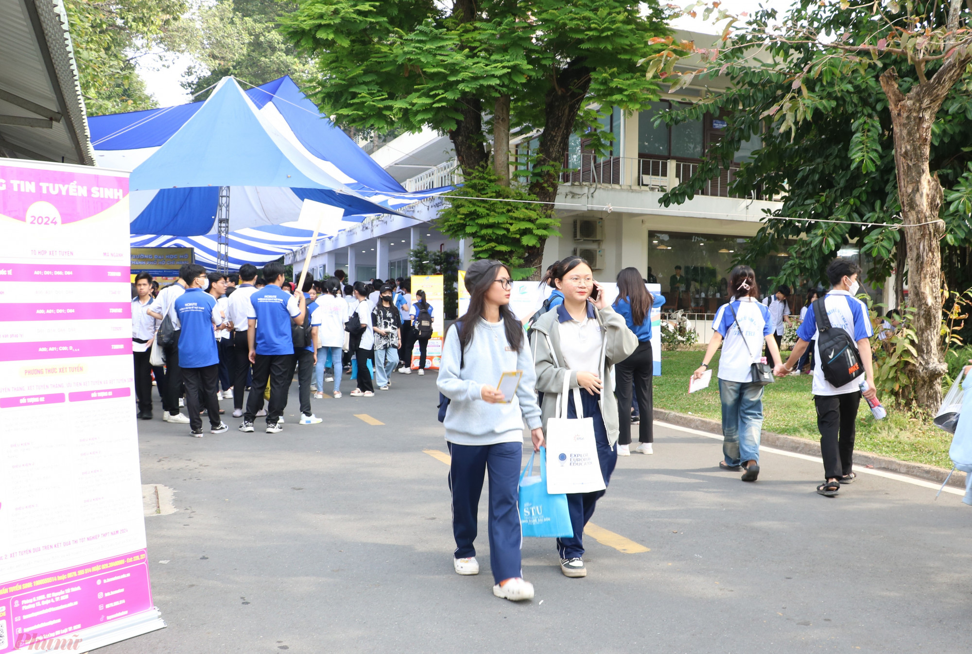 Học sinh THPT nhiều địa phương đến tham dự chương trình