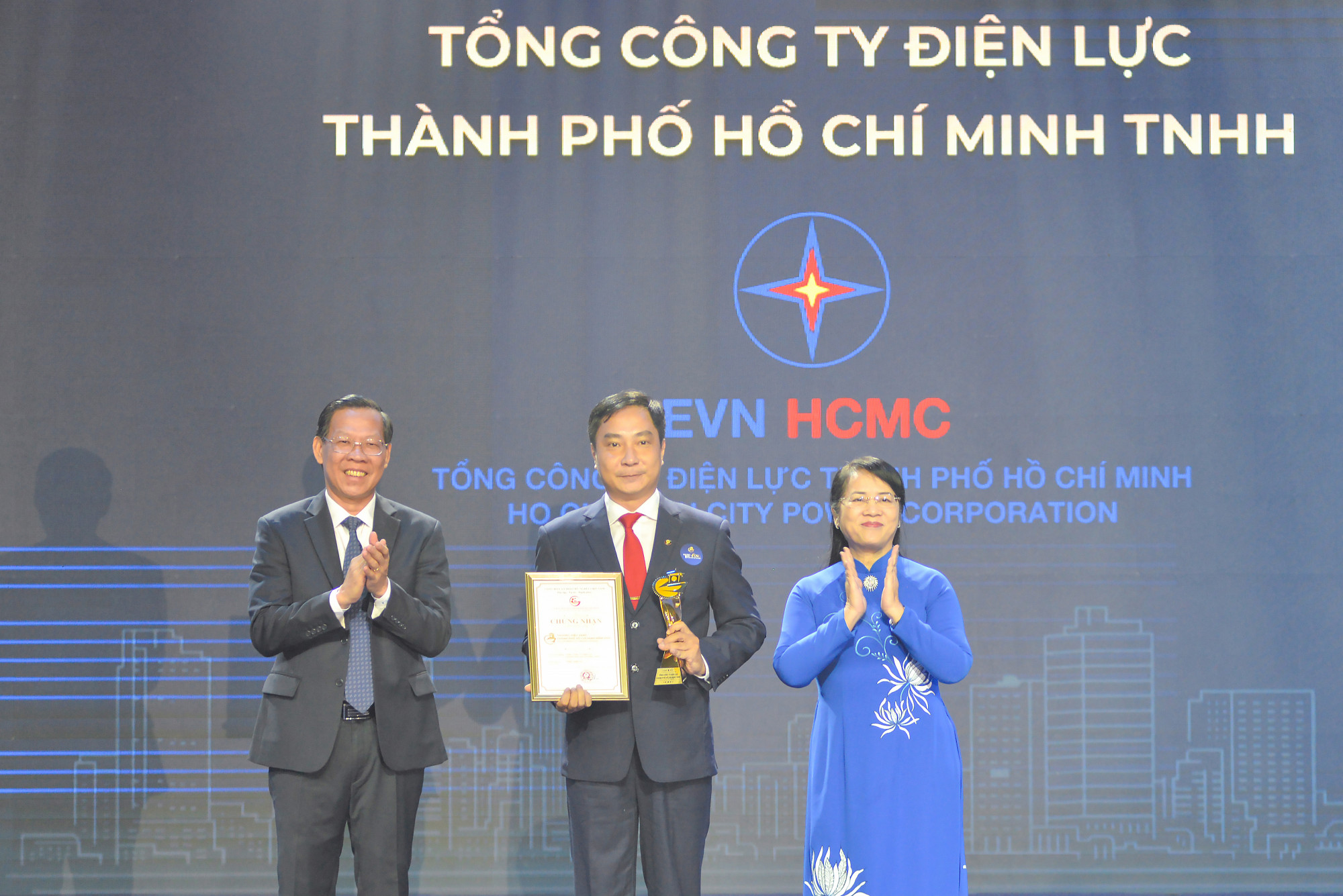 Phó tổng giám đốc EVNHCMC Nguyễn Thanh Nhã - đại diện EVNHCMC đón nhận giải thưởng Thương hiệu Vàng TPHCM năm 2023 - Ảnh : EVNHCMC