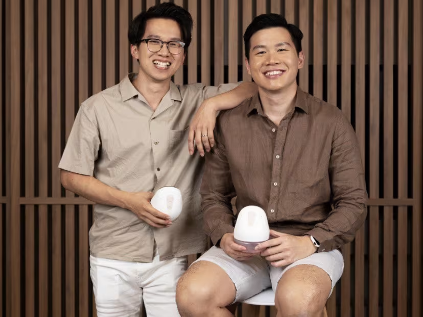 Kỹ sư Charles Slim (trái) và kỹ sư Justin Tan (phải) cùng sản phẩm máy hút sữa di động thương hiệu Snuugo — Ảnh: nhân vật cung cấp