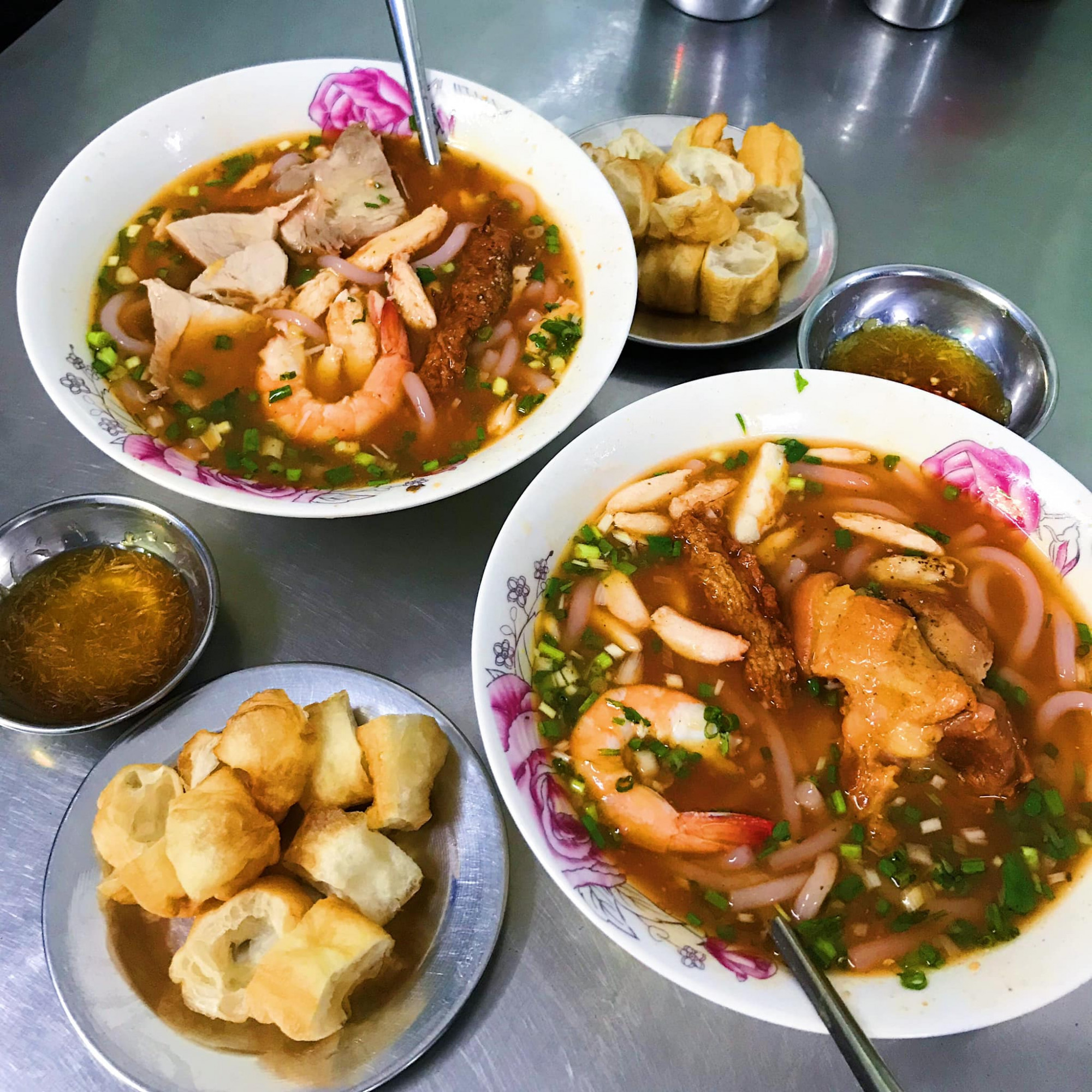 Quán bánh canh cua Hoàng Lan Bánh canh cua Hoang Lan là một quán ăn có thời gian hoạt động lâu năm và nổi tiếng ở khu vực quận 10. Quán được biết đến với hương vị thơm ngon và đặc trưng, hấp dẫn. Bên cạnh nước dùng đặc biệt, quán còn thu hút thực khách bởi sợi bánh canh to, tròn, độ mềm và dai. Sự kết hợp này đem đến một sức hút khó có thể chối từ.