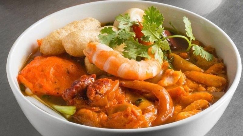 Bánh Canh Cua - Huỳnh Mẫn Đạt là quán ăn nhỏ nằm ngay trên đường quận 5 và chỉ bán độc nhất một món đó là canh ghẹ. Nguyên liệu được chuẩn bị kỹ lưỡng, đảm bảo luôn tươi ngon và chỉ dùng trong ngày. Vì thế bạn có thể hoàn toàn yên tâm về hương vị cũng như chất lượng. Sợi mì to dai, ăn hấp dẫn, nước dùng được chế biến đặc biệt với hương vị riêng biệt không thể trộn lẫn. Bạn có thể tùy ý lựa chọn phần ăn lớn hoặc bé.  Nhiều người nói rằng tới Sài Gòn mà chưa qua quán ăn bánh canh ghẹ thì thực sự hối tiếc. Bánh canh không chỉ ngon mà còn vô cùng bắt mắt. Màu vàng cam của ghẹ với nước dùng óng ảnh, và màu xanh lá của rau hòa quyện trộn lẫn vào nhau tạo thành tuyệt phẩm khó có thể cưỡng lại được. Giá bánh canh ghẹ ở đây dao động từ 40.000 đến 55.000 VNĐ tùy phần ăn lớn hay nhỏ. Địa chỉ: 46 Huỳnh Mẫn Đạt, Phường 2, Quận 5, Thành phố Hồ Chí Minh  Giá thành: Khoảng 40.000 - 50.000VNĐ  Giờ mở cửa: 6:00 - 21:00