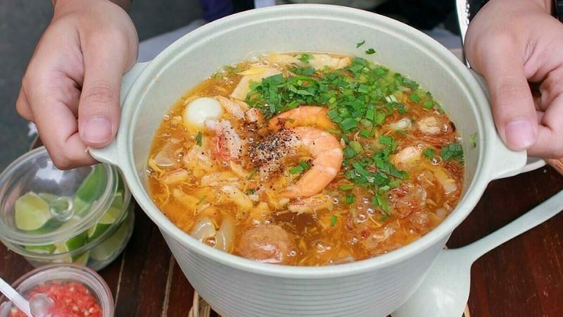 Một trong những quán bánh canh cua ngon ở quận Bình Thạnh là bánh canh cua Hiền, tọa lạc tại số 395 Bùi Đình Túy. Tiệm bánh canh luôn trong trạng thái động và ra vào liên tục nhưng nhân viên rất nhanh nhẹn, thực khách sẽ không phải đợi quá lâu.  Tô đầy đủ có nhiều topping đa dạng như thịt, tôm, chả, trứng cút, cua. Topping được nếm nếm vừa vặn, nước dùng đậm vị thấm vào sợi bánh. Một tô bánh canh cua nóng hổi, thơm và hài hoà hương vị của quán Hiền có thể chiều lòng cả những vị khách khó tính nhất. Địa chỉ: 395 Bùi Đình Tuý, Phường 14, Bình Thạnh, Thành phố Hồ Chí Minh  Giá thành: Khoảng 50.000 - 100.000VNĐ  Giờ mở cửa: 6:00 - 21:45