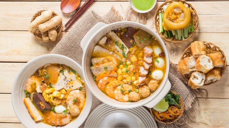 Bánh canh cua Bà ba rất đông khách, tuy chỉ là một quán ăn bình dân thôi mà chất lượng ở đây rất đảm bảo. Một tô bánh canh thôi mà đủ các loại topping, nào là thịt, tôm và cả huyết,...thêm phần rau xanh tươi ngon nữa chứ. Thật là đáng đồng tiền đúng không nào. Không gian của quán ở ngoài trời, mát mẻ nhưng vào mùa mưa thì hơi bất tiện, quán có rất nhiều ghế cho khách ngồi ăn hoặc đợi mua mang về. Hơn nữa quán còn có cả chỗ để xe cho khách. Chủ quán và nhân viên phục vụ lại rất nhiệt tình nữa chứ.Địa chỉ: 84/6 Đường Nguyễn Biểu, Phường 1, Quận 5, Thành phố Hồ Chí Minh Giá thành: Khoảng 50.000 - 100.000VNĐ Giờ mở cửa: 15:00 - 21:00