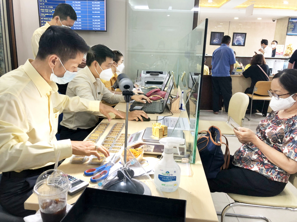 Người dân mua vàng tại Công ty Vàng bạc đá quý Sài Gòn SJC vào đầu tháng 1/2024
