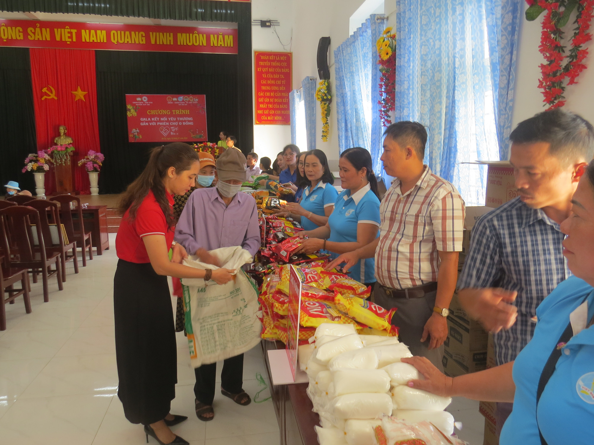 Hộ nghèo, gia đình khó khăn, người già neo đơn được tặng quà ở tất cả gian hàng của phiên chợ 0 đồng. Ảnh: Út Nam