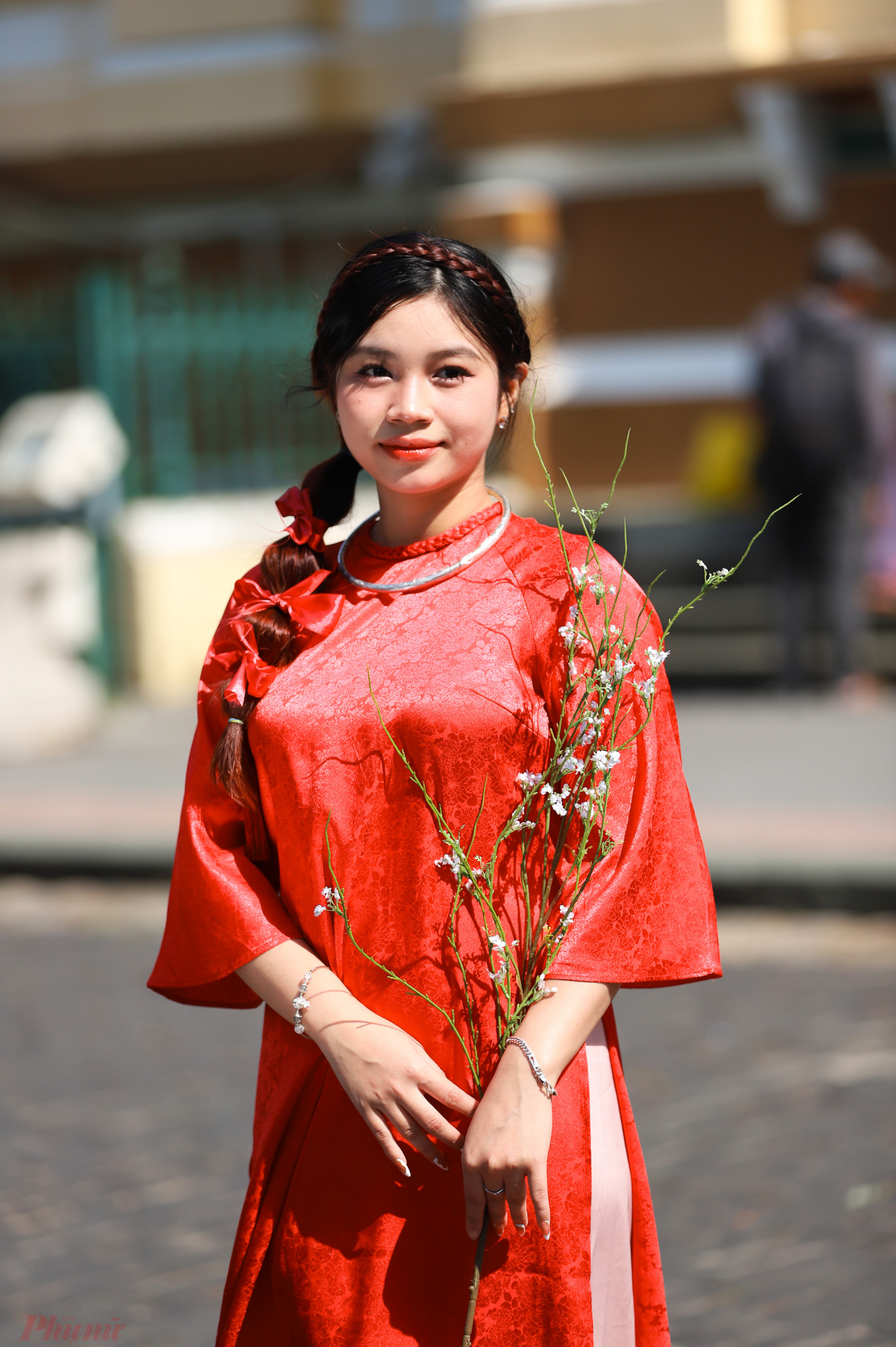 Ngoài áo dài, nhiều bạn trẻ còn mua thêm hoa, thuê các phụ kiện để có được những bức ảnh mang phong cách Tết xưa.