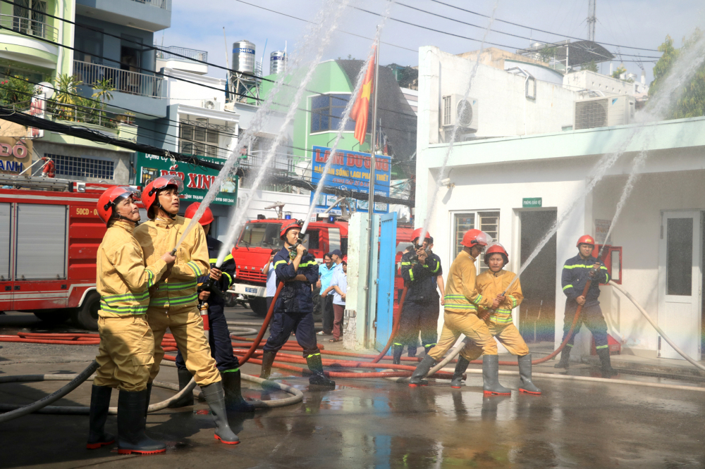 Lực lượng chức năng diễn tập phòng cháy chữa cháy tại điểm sơ chế thực phẩm của Công ty Quản lý và Kinh doanh chợ Bình Điền - Ảnh: S.V.