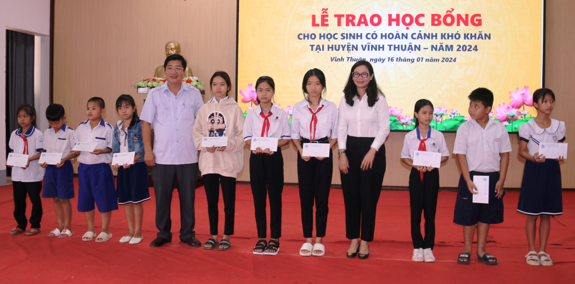 Trao học bổng cho các em học sinh nghèo huyện Vĩnh Thuận, sáng 16/1