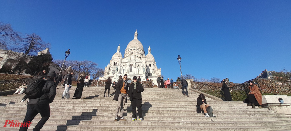 Rất nhiều du khách đều tranh thủ chụp ảnh, tự sướng trước nhà thờ Sacré-Coeur (còn gọi là Vương cung thánh đường Thánh Tâm)