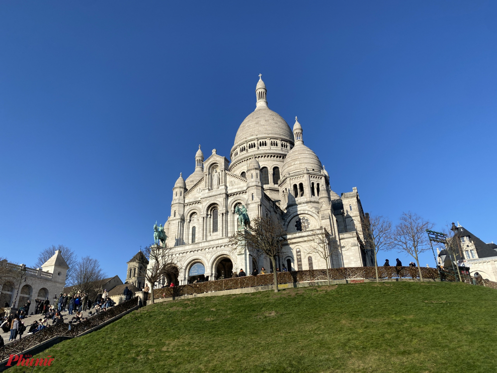 nhà thờ Sacré-Cœur, các bạn có thể đi thang máy được xây dựng ngay từ năm 1901.