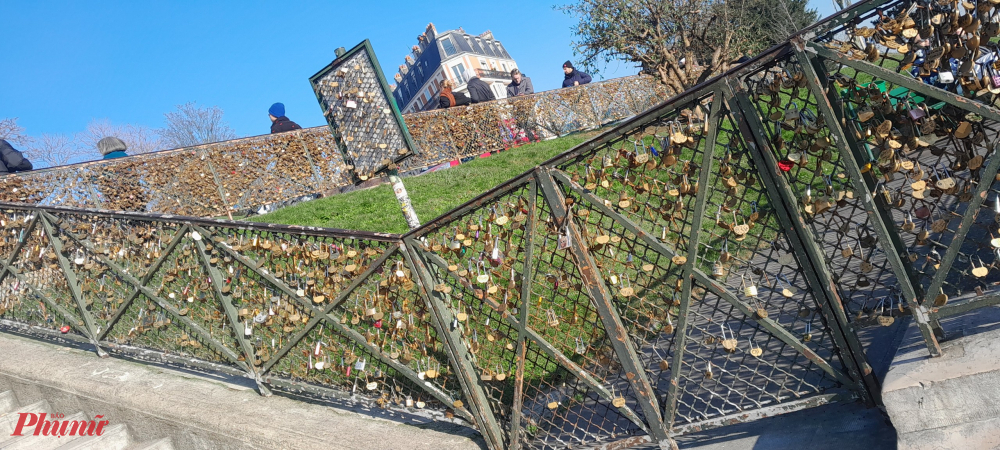 Những chiếc khóa tình yêu trên đồi Montmartre