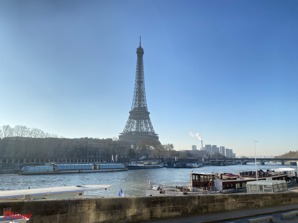 Một gióc khác của tháp Eiffel kỳ vỹ.