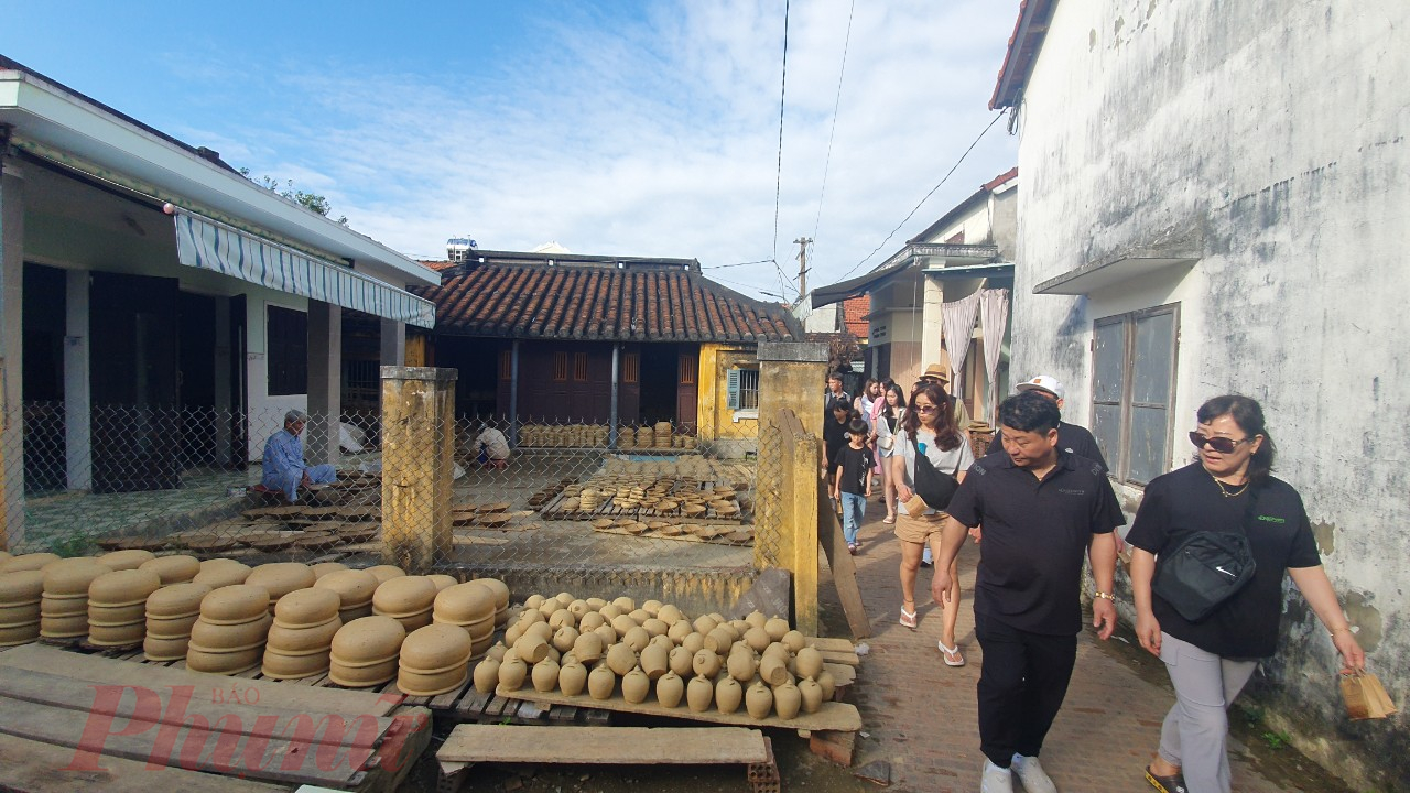 Làng gốm Thanh Hà thuộc khối Nam Diêu, phường Thanh Hà, TP Hội An (Quảng Nam) với tổng số 105 hộ/212 lao động. Cơ cấu kinh tế của làng gồm sản xuất kinh doanh gốm, lao động phổ thông và buôn bán nhỏ lẻ.