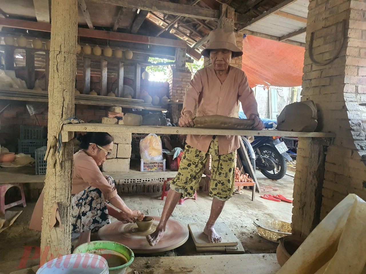 Đến nay, làng có 32 hộ tham gia sản xuất gốm với 67 lao động. Trong đó làm gốm truyền thống có 2 cơ sở với 10 lao động; làm gốm mỹ nghệ có 2 cơ sở với 9 lao động; làm gốm lưu niệm có 18 cơ sở với 32 lao động. Thu nhập bình quân 6 triệu đồng/1 tháng/1 người.