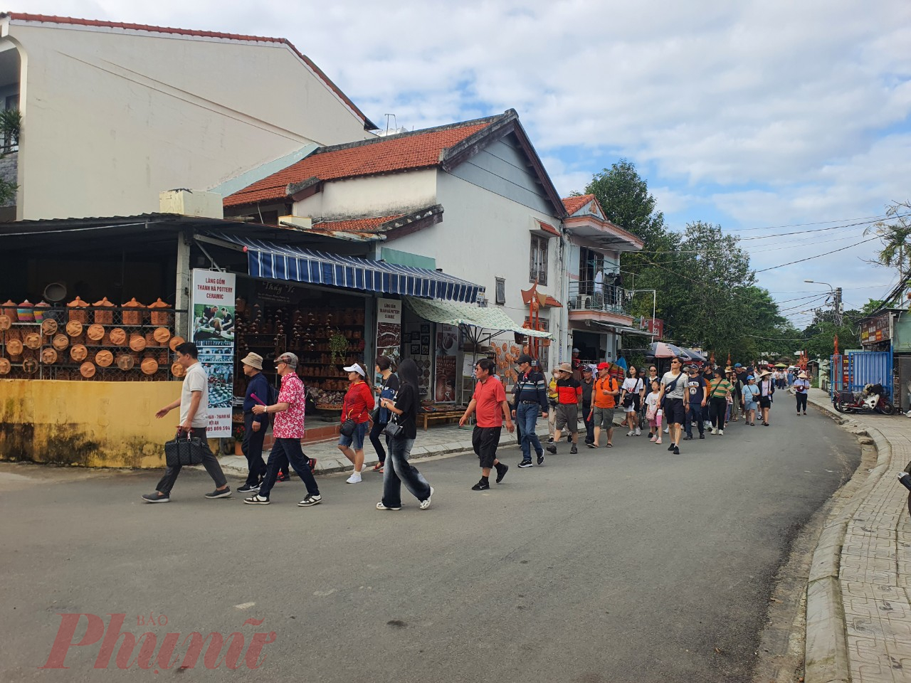 Làng gốm Thanh Hà có nhiều điểm di tích như: Cụm miếu Nam Diêu, đình làng Xuân Mỹ, tượng đài vua Minh Mạng, miếu Bà, miếu Ông gắn với cây đa, bến nước, sân đình góp phần tạo nên không gian yên tĩnh, làng quê thân thiện.