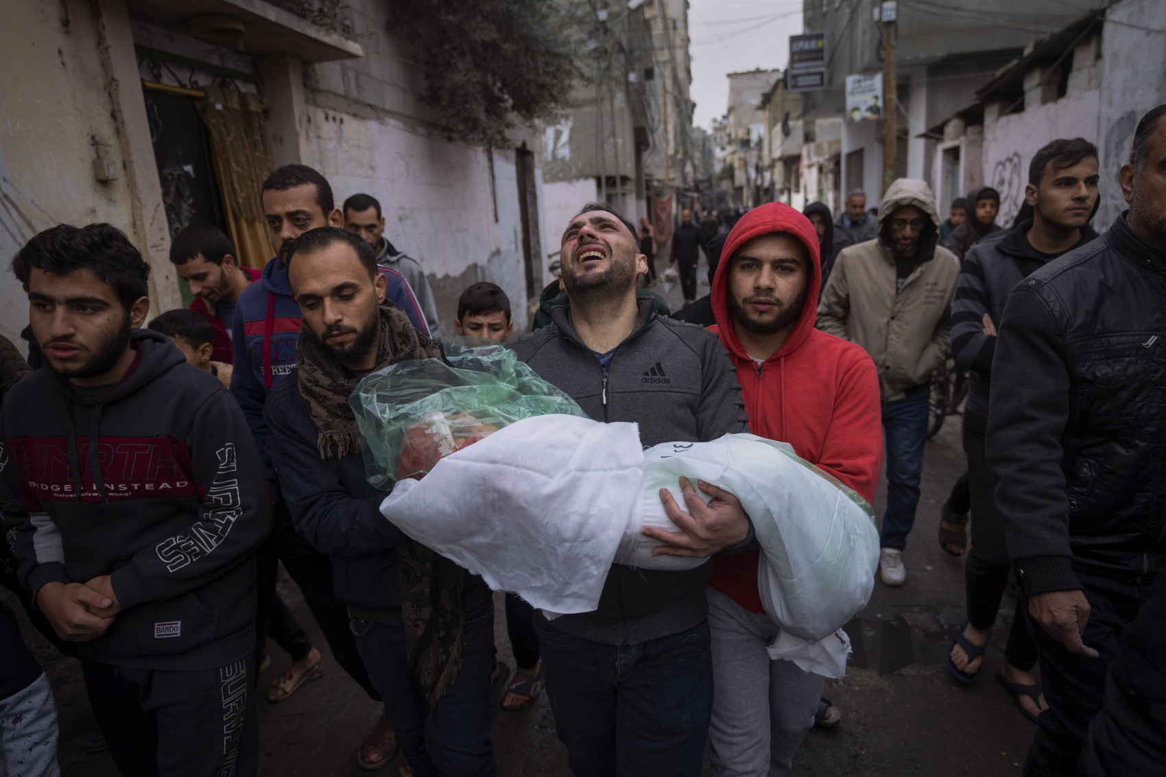 Mohammad Shouman bế thi thể của con gái mình, Masa, người đã thiệt mạng trong một vụ pháo kích của Israel vào Dải Gaza - Ảnh: AP