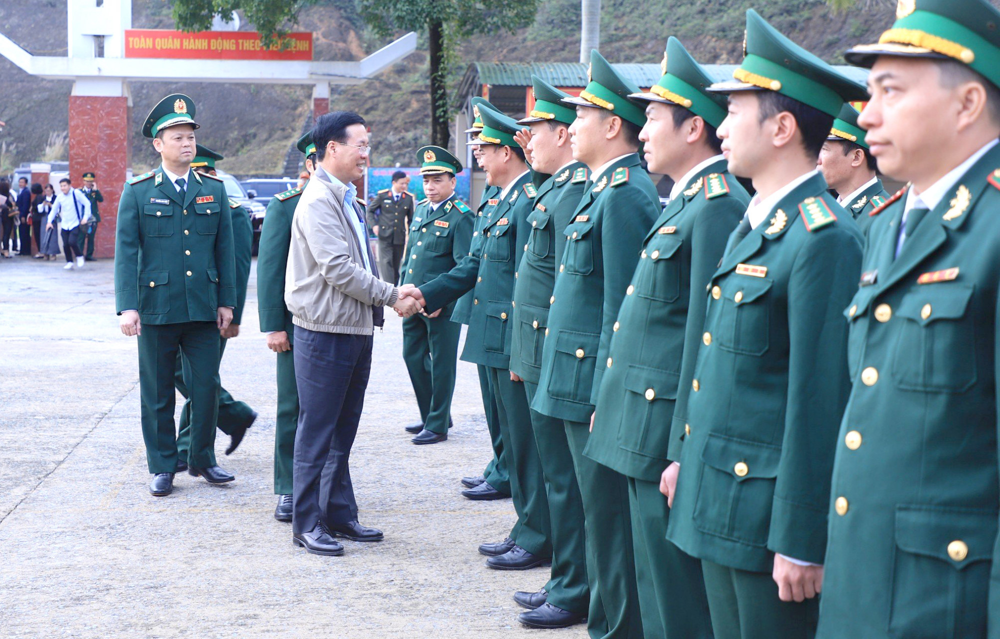 Chủ tịch nước cùng đoàn công tác đến thăm, chúc tết Đồn Biên phòng cửa khẩu Thanh Thủy - Ảnh: N.Duy