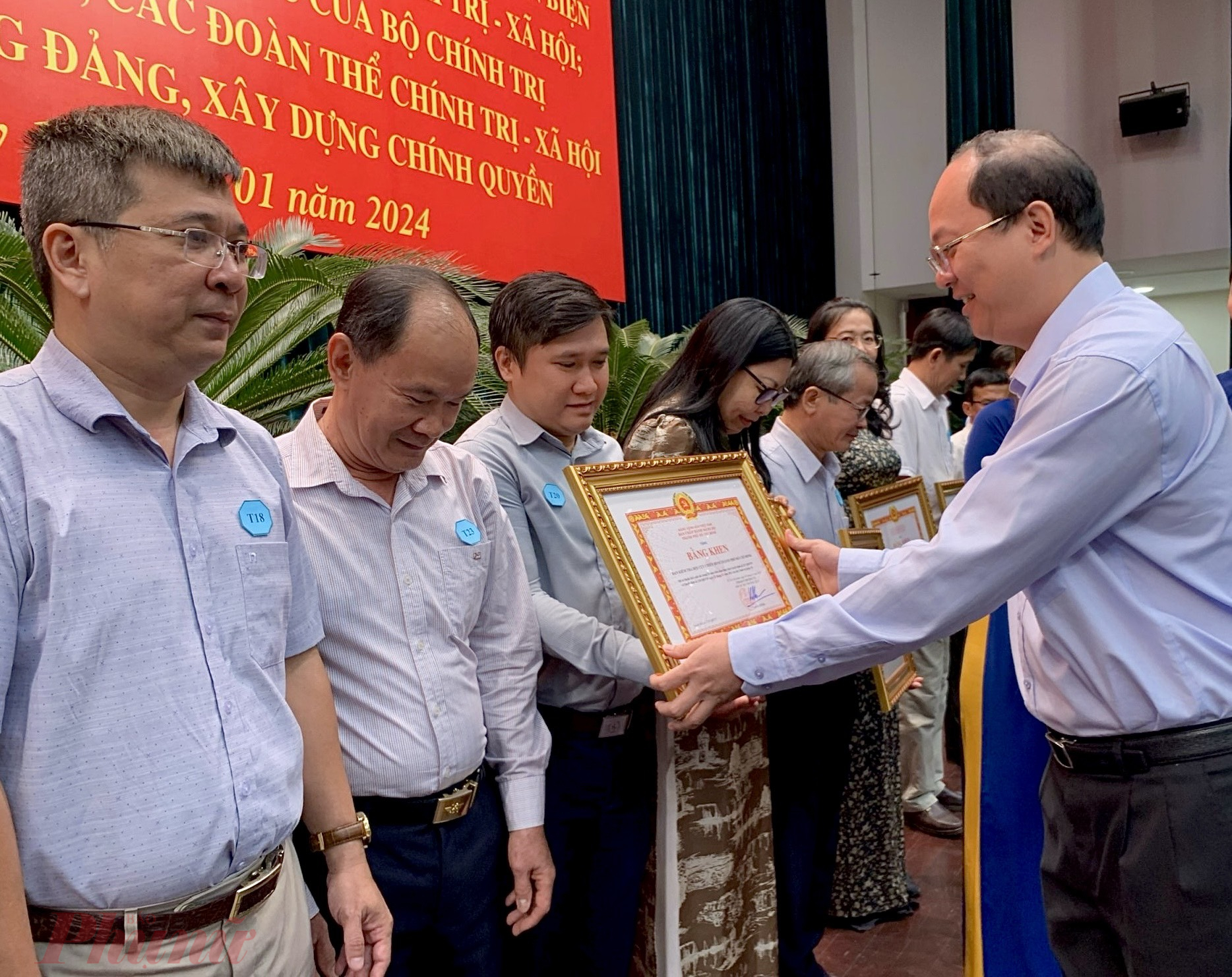 Phó Bí thư Thành ủy Thường trực TPHCM Nguyễn Hồ Hải (bìa phải) trao Bằng tặng bằng khen cho các tập thể có thành tích xuất sắc