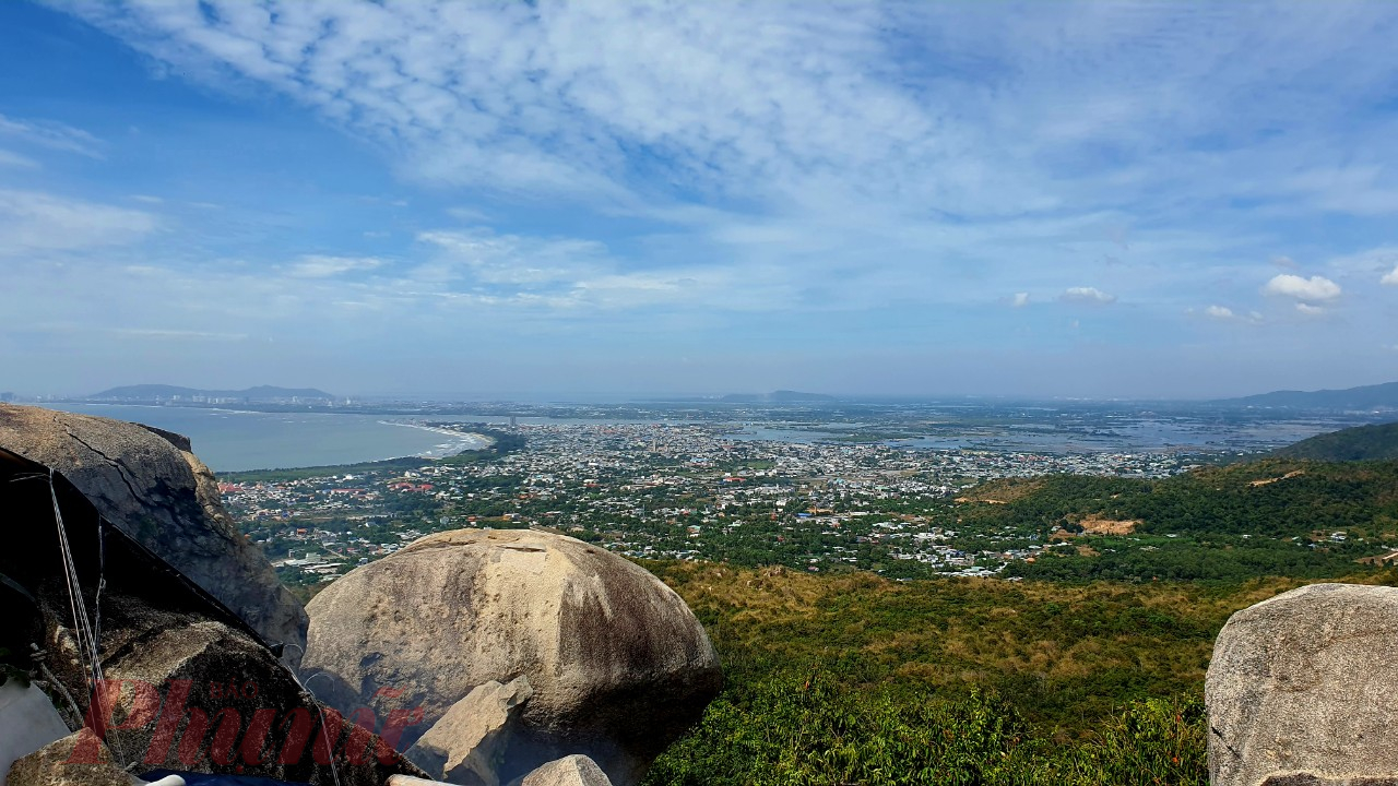 View biển nhìn từ núi Minh Đạm