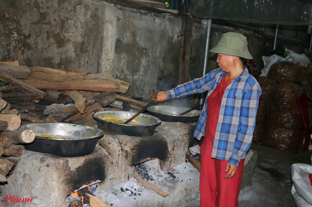 Gần 200 năm nay, làng nghề chuyên làm mứt gừng nằm bên dòng sông Hương thơ mộng này vẫn đỏ lửa như vậy vào những ngày giáp Tết