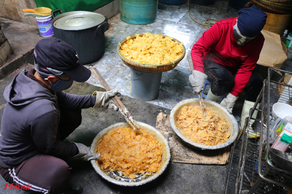 Nghề làm mứt gừng ở Kim Long vẫn tiến hành các công đoạn thủ công, từ cạo gọt võ, cắt lát, ngâm rửa gừng, luộc gừng, ngào mứt…