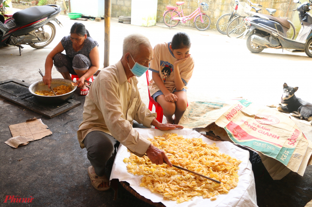 Sau một thời gian vừa đủ, mứt được đổ ra khay, để ráo khô một cách tự nhiên, trở nên giòn rụm và được đóng gói cẩn thận trước khi đưa đi tiêu thụ khắp các vùng miền.