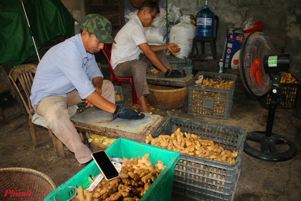 Bà còn chia sẻ kinh nghiệm để lát mứt gừng có độ giòn và giữ được lâu mà không bị ẩm, khi ngào mứt phải cho đường vừa sít tới, gừng đủ ngấm và vừa đủ độ chín. 