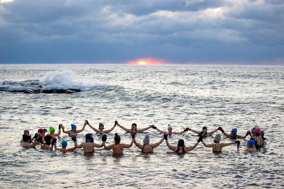 Một nhóm bao gồm hầu hết là phụ nữ với tên gọi The Endorphins tụ tập để bơi trong làn nước lạnh giá của hồ Ontario ở Toronto, Ontario, Canada ngày 17/1