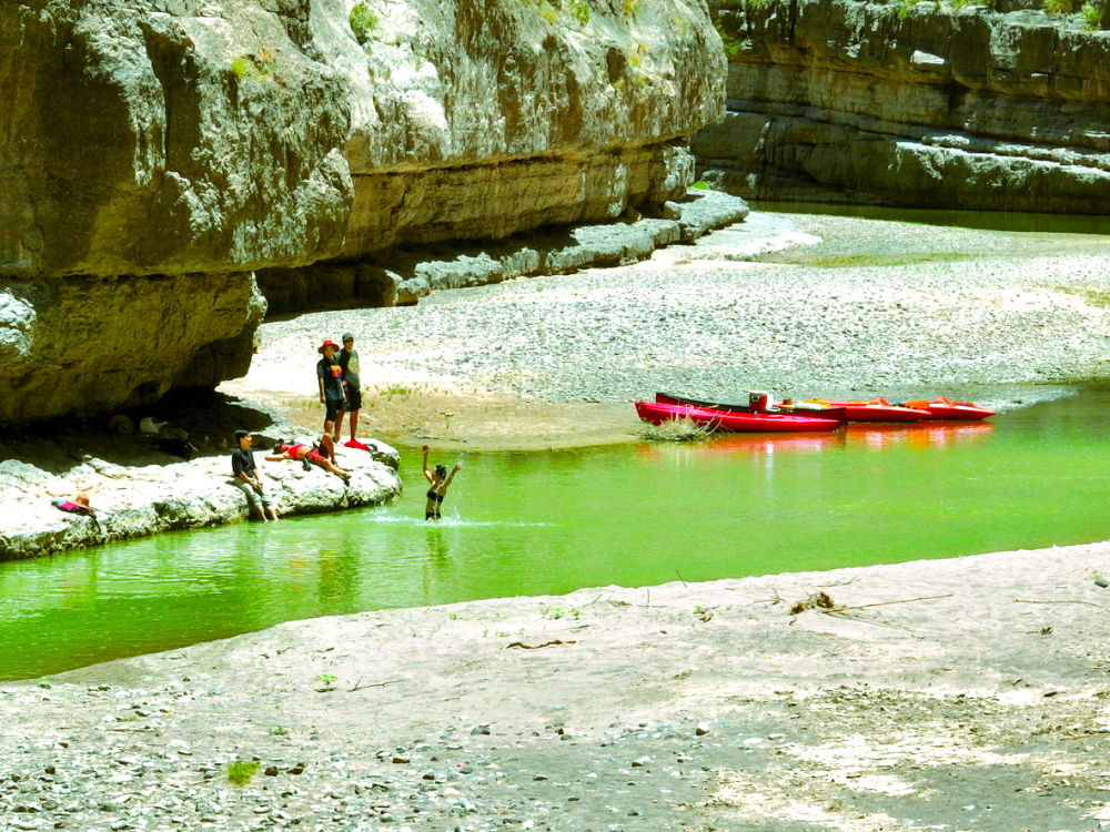 Nghỉ trưa dưới vòm đá trên sông Rio Grande sau 2 tiếng chèo thuyền kayak