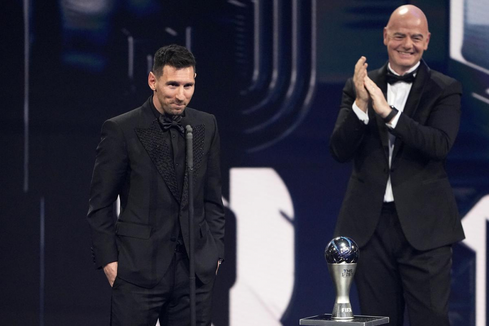 Nếu để tìm một điểm để bắt đầu về gu thời trang của các cầu thủ. Đó sẽ phải là Leo Messi, mặc dù cầu thủ người Argentina không phải là một người quá sành điệu. Nhưng mỗi lần tham gia các Gala trao giải, anh luôn biết cách để lại ấn tượng bởi những bộ Outfits của mình. Messi có thể sở hữu chiều cao có phần thấp hơn các đồng nghiệp, nhưng anh luôn biết cách khắc phục điều này với những bộ Suit được may vừa vặn với cơ thể. Những bộ Suit Messi diện đều cho thấy sự thanh lịch, nhẹ nhàng nhưng vẫn ẩn chứa những chi tiết được thiết kế một cách tinh xảo dành riêng cho “El Pulga”