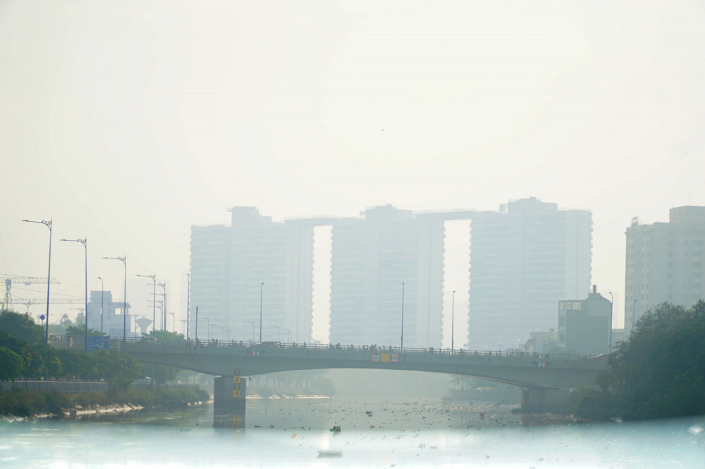 Những ngày qua, theo kết quả quan trắc, nồng độ bụi mịn trong không khí ở TPHCM liên tục vượt chuẩn - Ảnh: Tam Nguyên (chụp ở đại lộ Võ Văn Kiệt (quận 5) vào ngày 29/12/2023)