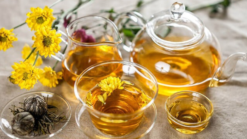 Trà hoa cúc: Loại trà thảo mộc này có tính chất dịu nhẹ, hương thơm dễ chịu, giúp giảm căng thẳng hệ thần kinh và cân bằng sức khỏe tinh thần, giúp bạn ngủ ngon, sâu giấc hơn. Ngoài ra, nghiên cứu cho thấy trà hoa cúc có thể giúp kiểm soát lượng đường trong máu và giảm cân. Uống một ly trà hoa cúc vào buổi tối sẽ thúc đẩy quá trình đốt cháy mỡ thừa trong khi ngủ.
