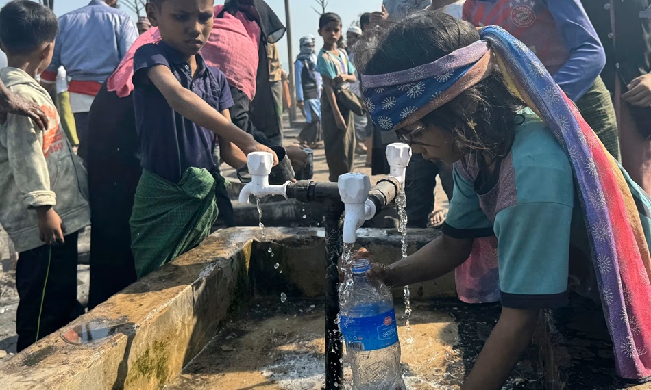 Trẻ em lấy nước uống tại trại tị nạn ở Cox’s Bazar, Bangladesh - Ảnh: Shafiqur Rahman/AP