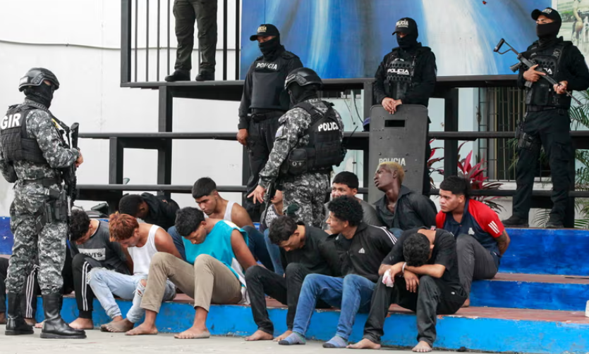 những người bị giam giữ sau cuộc đột kích vũ trang vào đài TC Televisión ở Guayaquil. Ảnh: Carlos Duran Araujo/EPA