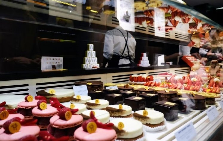 Cửa hàng chocolate và bánh ngọt Pierre Hermé ở trung tâm Paris, Pháp