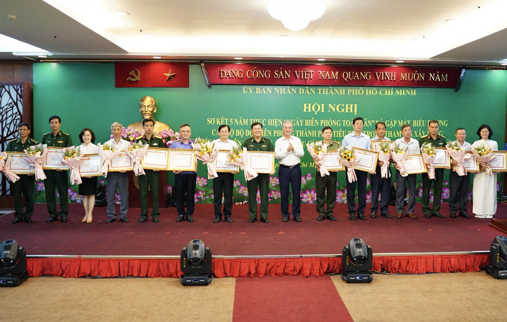 Phó Chủ tịch UBND TPHCM Ngô Minh Châu (ở giữa) tặng bằng khen cho tập thể, cá nhân hoàn thành xuất sắc nhiệm vụ trong thực hiện “Ngày Biên phòng toàn dân” giai đoạn 2019-2024