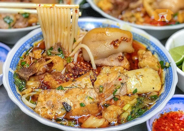 Bún bò mỡ nổi Cô Như:   trong một con hẻm nhỏ ở quận 3 tồn tại một tiệm bún bò gia truyền gần 30 năm. Đây là tiệm bún bò Huế cô Như, là địa điểm ăn uống quen thuộc của những tín đồ mê bún bò ở Sài Thành.  Tiệm cô Như được nhiều người thân thương gọi với cái tên độc đáo là “Bún bò mỡ nổi”. Cái tên tên xuất phát từ món topping độc lạ ở đây, đó chính là chén mỡ nổi béo ngậy ăn.