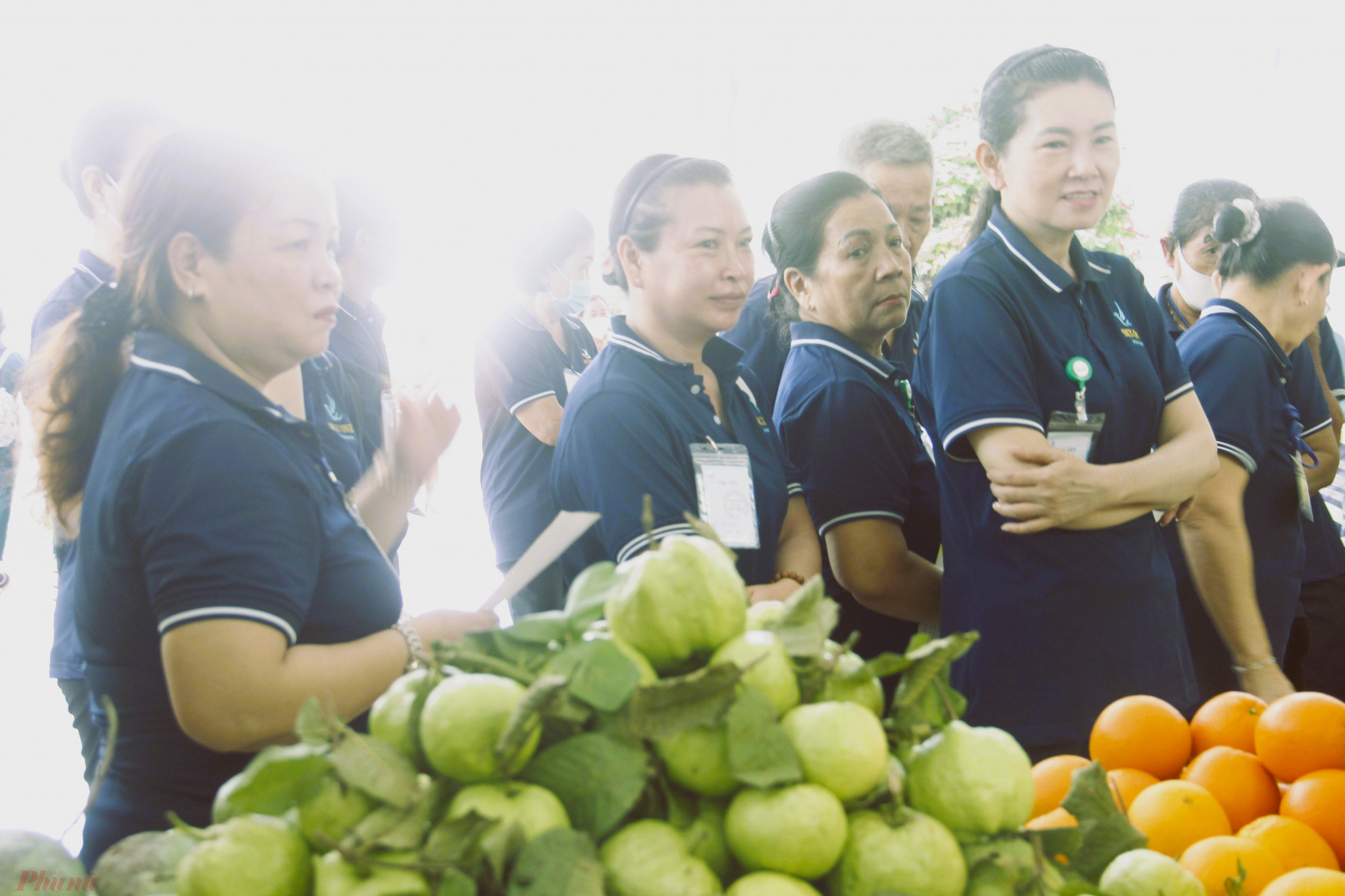 Bệnh nhân, người lao động khó khăn hào hứng tham quan, mua sắm tại các gian hàng 0 đồng.