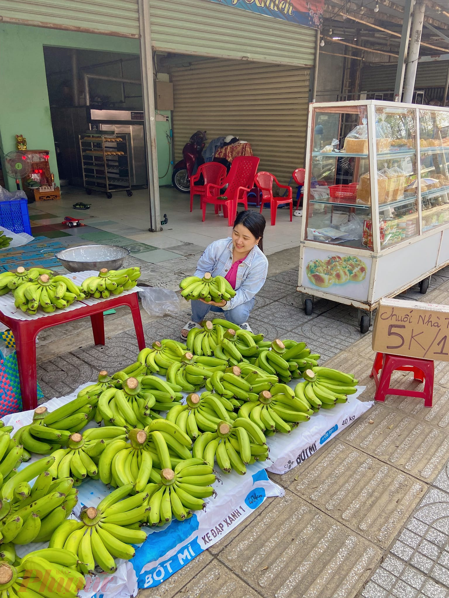 Chuối già xuất khẩu cũng đổ đống lề đường do Trung Quốc giảm thu mua, giá chỉ từ 5.000 - 6.000 đồng/kg.