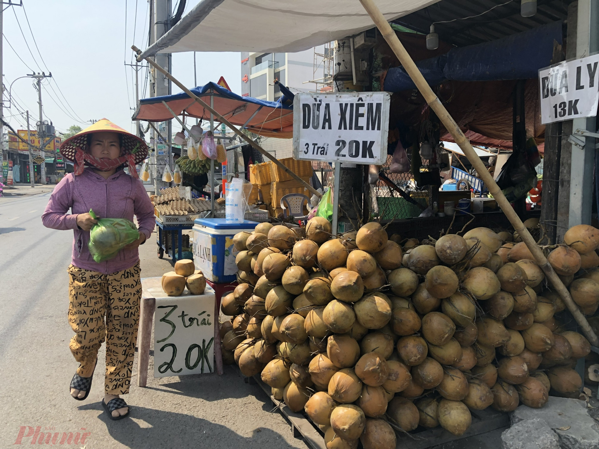 Ngay cả dừa xiêm cũng được đại hạ giá 20.000 đồng/3 trái, trong khi loại dừa này bình thường có giá khoảng 10.000 - 15.000 đồng/trái, tuỳ kích cỡ. 