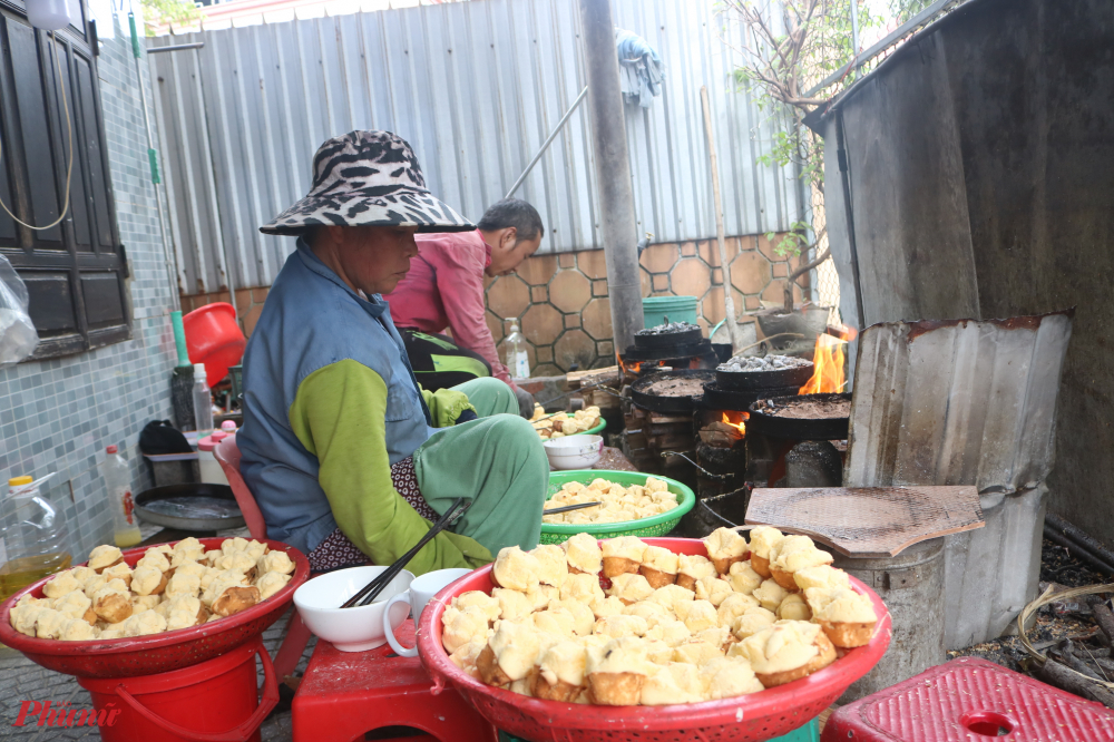 Bà Đặng Thị Kim Chi (người dân thôn Hiền An 1), thợ làm bánh đã có nhiều năm gắn với lò bánh của gia đình bà Xê cho biết, cả chủ lẫn thợ thức dậy từ lúc 00h đêm cho đến trưa cùng ngày để làm bánh. “Mỗi năm chỉ có 1 tháng, từ khoảng 20/11 - 20/12 Dương lịch), nghề làm bánh thuẫn đỏ lửa nên phải tranh thủ. Chỉ trong khoảng thời gian này mới ít gió, trời mát để người thợ có thể ngồi lâu trước bếp lửa để quạt bánh. Nói chung là rất vất vả thì mới có được những chiếc bánh thuẫn thơm, ngon phục vụ người dân”, bà Chi tiết lộ.