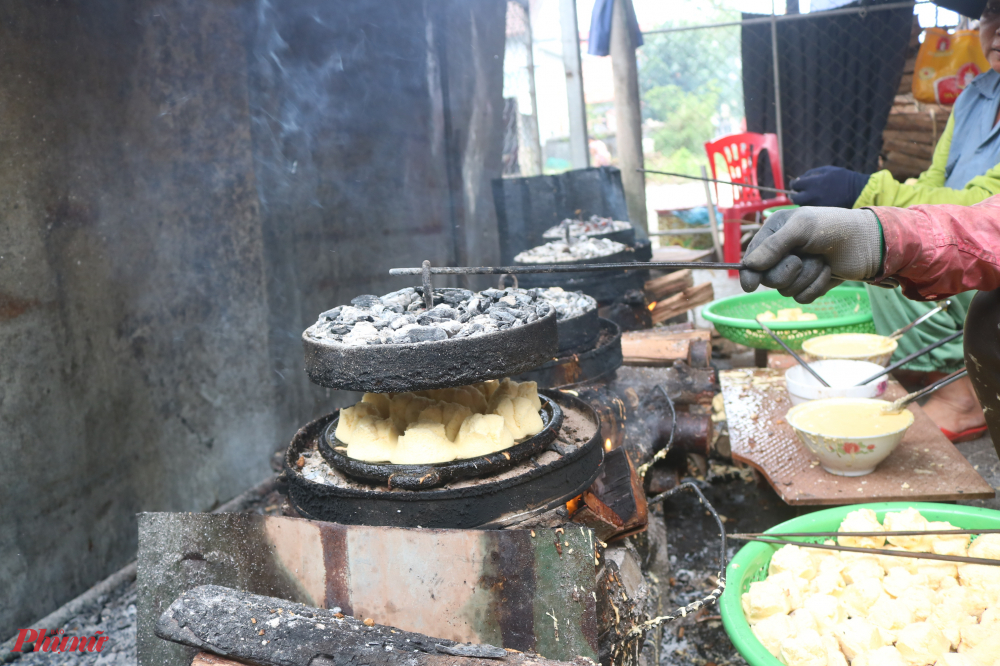 Nguyên liệu làm bánh chủ yếu là bột củ bình tinh (còn gọi là dong trắng, dong ta), trứng gà, vịt, đường cát trắng, nước quả việt quất,...